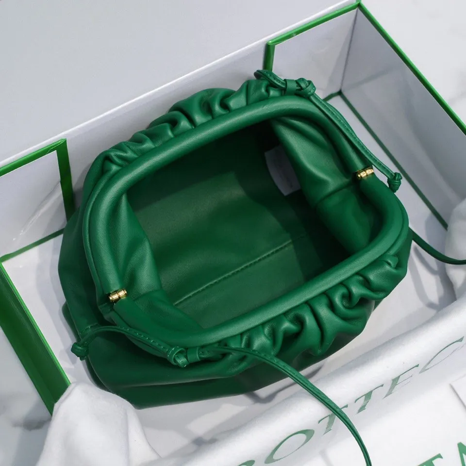 Batch 1120 Bottega Veneta cloud bag ☁️POUCH series, original plain calfskin, super low-key and attractive, soft and casual, major internet celebrity bloggers are crazy about calling it fashionable and classy, ​​lazy and intellectual, small size: 23*13*8 (small cloud plain) racing green